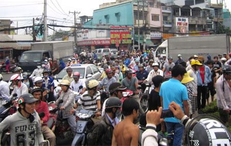 Nam[-]thanh[-]niên[-]khỏa[-]thân[-]giữa[-]phố,[-]giao[-]thông[-]hỗn[-]loạn[-]2